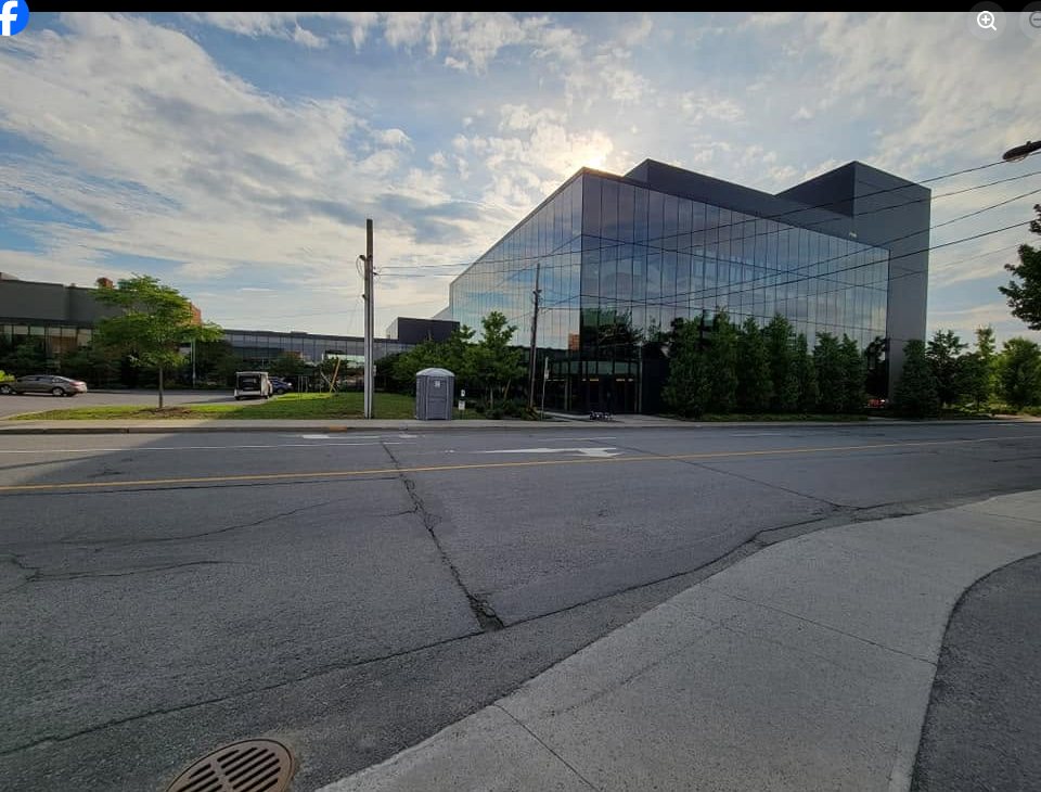 Immeuble commercial à façade entièrement vitrée desservi par OMAX